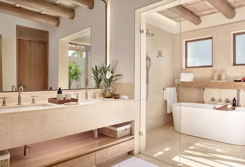 اتاق لوکس با چشم‌انداز باغ, The St. Regis Punta Mita Resort