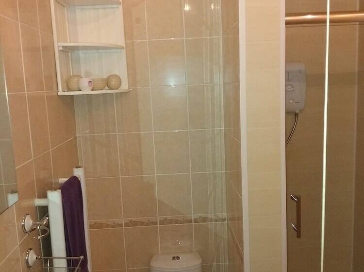 Pokój Standard Trzyosobowy, Parasol Weston Guest House