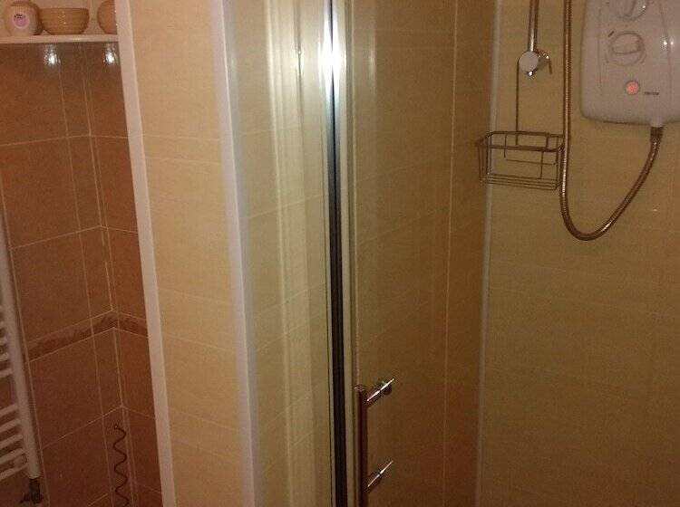 Pokój Standard Trzyosobowy, Parasol Weston Guest House