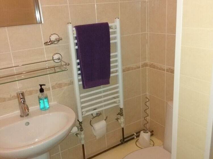 Pokój Standard Trzyosobowy, Parasol Weston Guest House