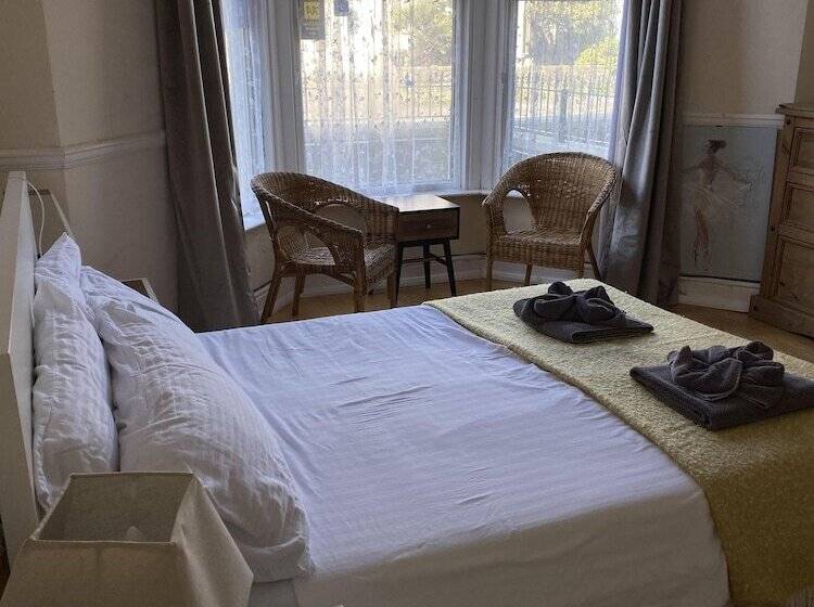 Pokój Standard Trzyosobowy, Parasol Weston Guest House