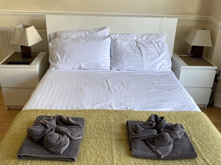 Pokój Standard Trzyosobowy, Parasol Weston Guest House