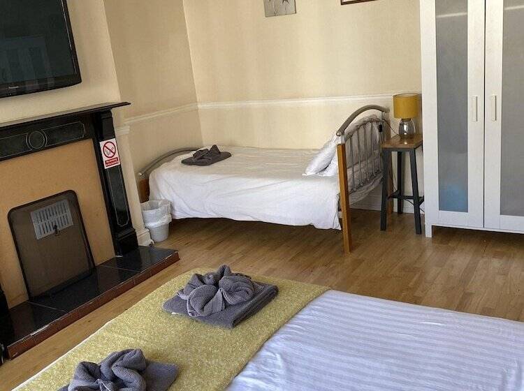 Pokój Standard Trzyosobowy, Parasol Weston Guest House