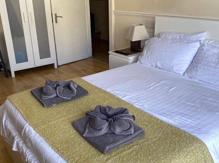 Pokój Standard Trzyosobowy, Parasol Weston Guest House