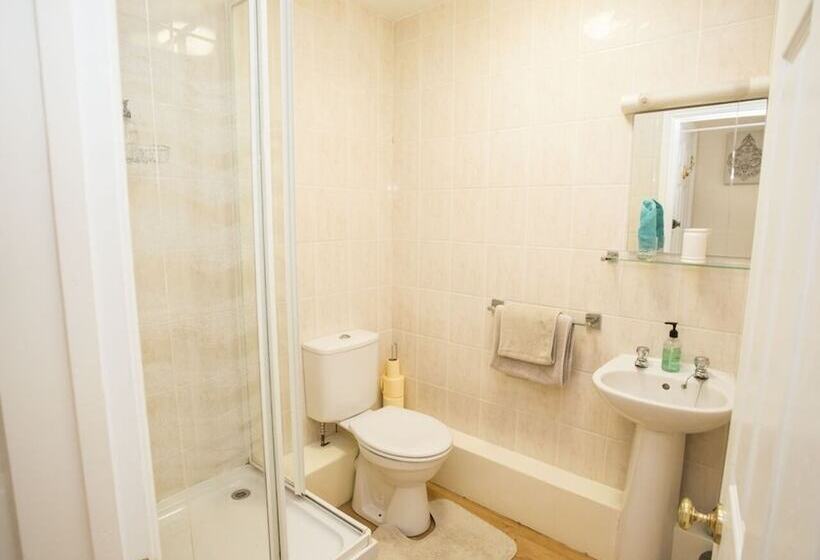 Pokój Standard Trzyosobowy, Parasol Weston Guest House