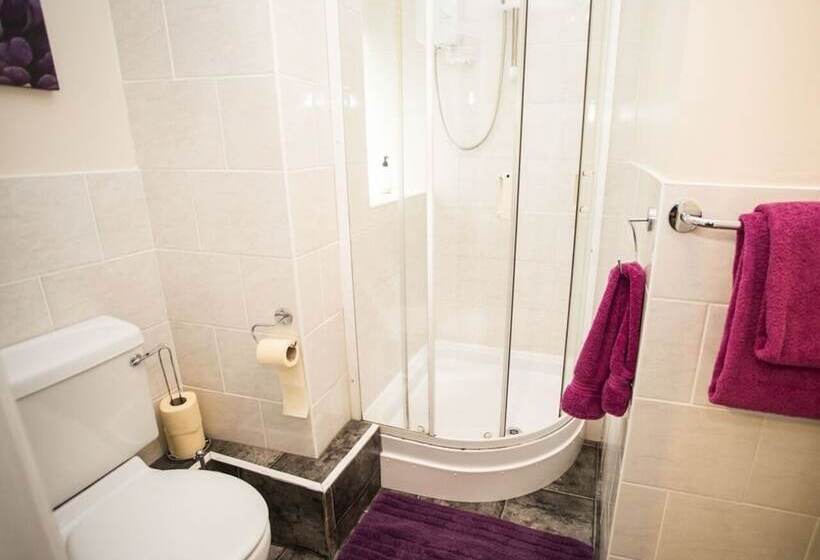 Pokój Standard Trzyosobowy, Parasol Weston Guest House