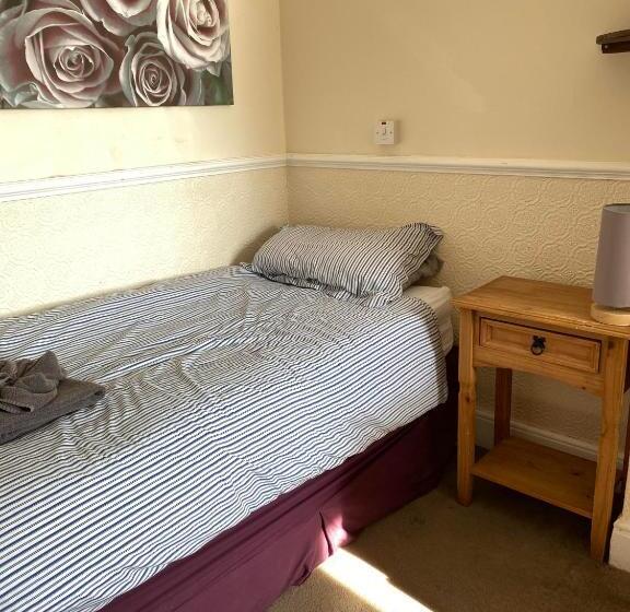 Pokój Standard Trzyosobowy, Parasol Weston Guest House