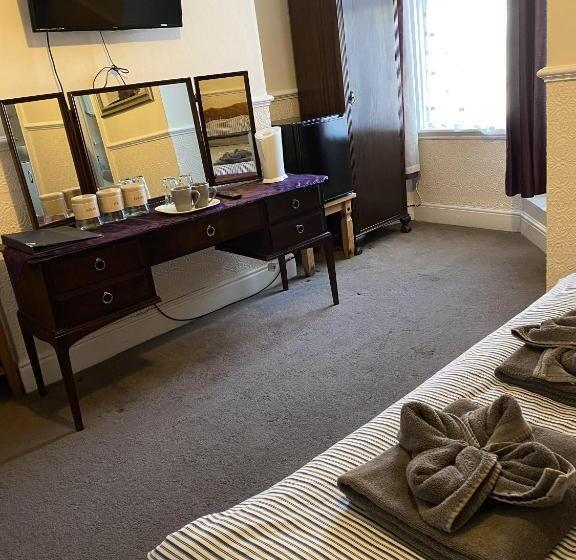 Pokój Standard Trzyosobowy, Parasol Weston Guest House