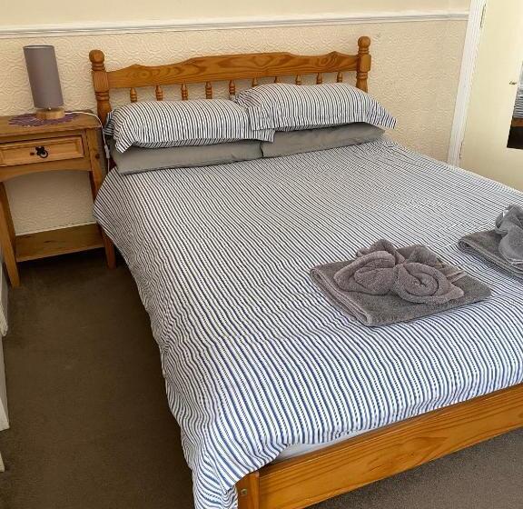 Pokój Standard Trzyosobowy, Parasol Weston Guest House