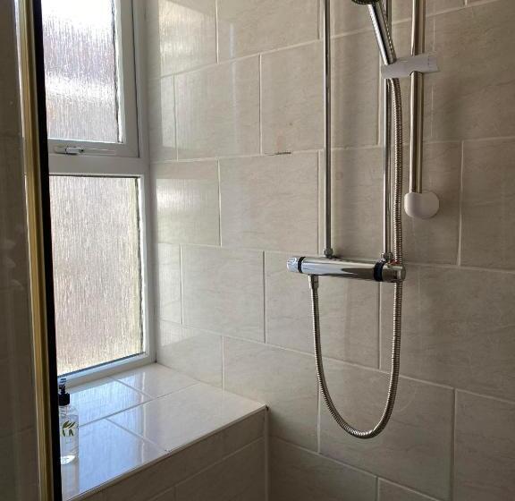 Pokój Standard Trzyosobowy, Parasol Weston Guest House