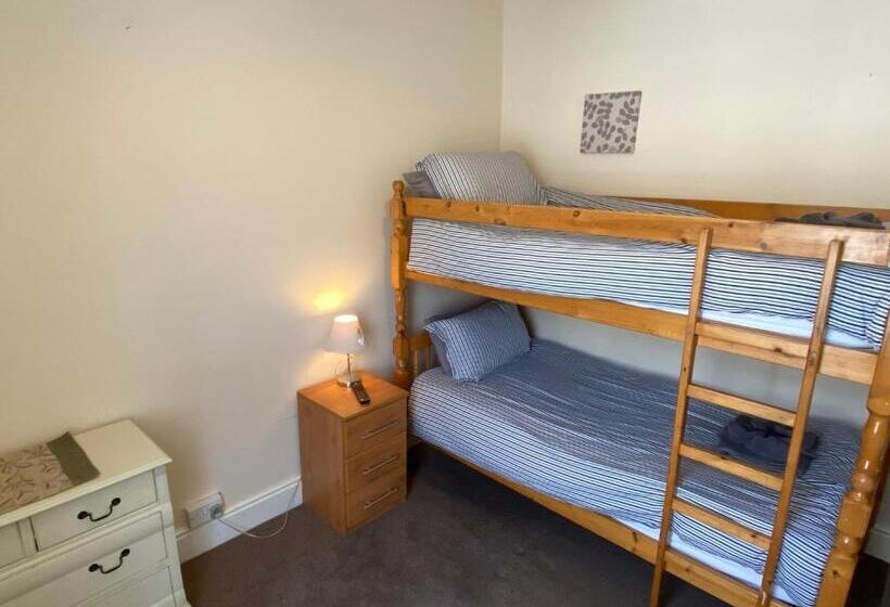 Pokój Czteroosobowy Standard, Parasol Weston Guest House