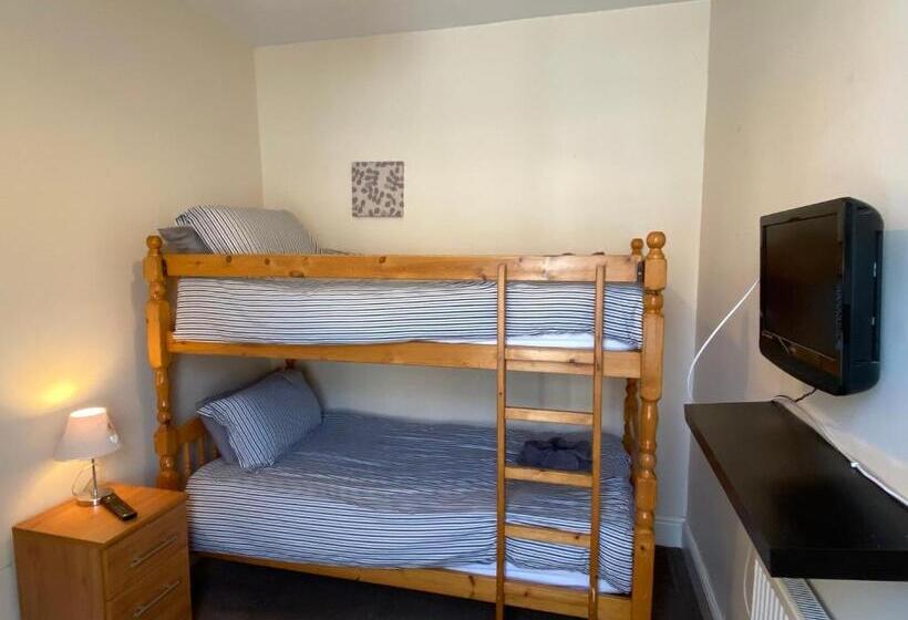 Pokój Czteroosobowy Standard, Parasol Weston Guest House