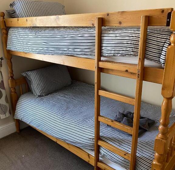 Pokój Czteroosobowy Standard, Parasol Weston Guest House