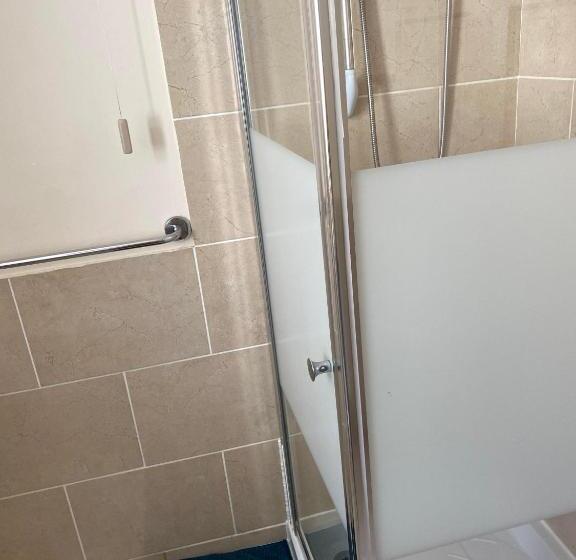 Pokój Czteroosobowy Standard, Parasol Weston Guest House