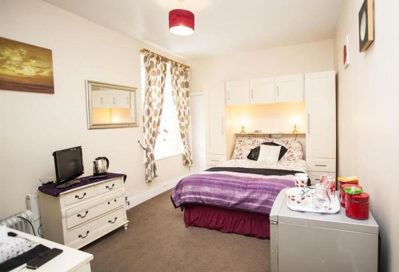 Pokój Czteroosobowy Standard, Parasol Weston Guest House