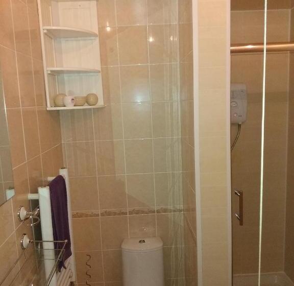 Pokój Standard Trzyosobowy, Parasol Weston Guest House