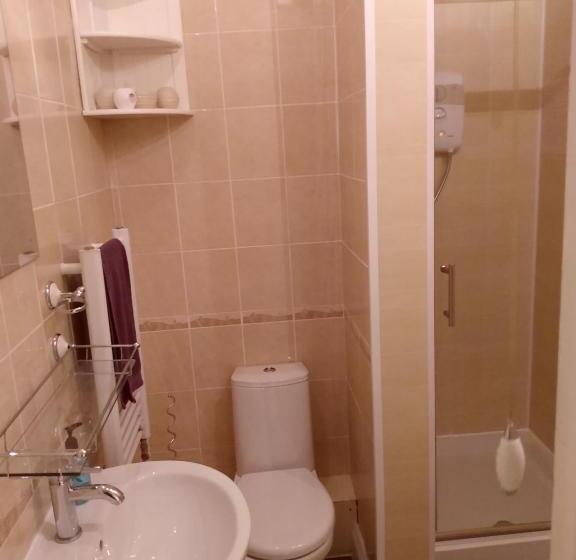 Pokój Standard Trzyosobowy, Parasol Weston Guest House