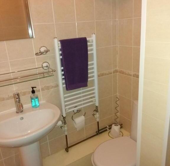 Pokój Standard Trzyosobowy, Parasol Weston Guest House