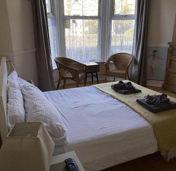 Pokój Standard Trzyosobowy, Parasol Weston Guest House