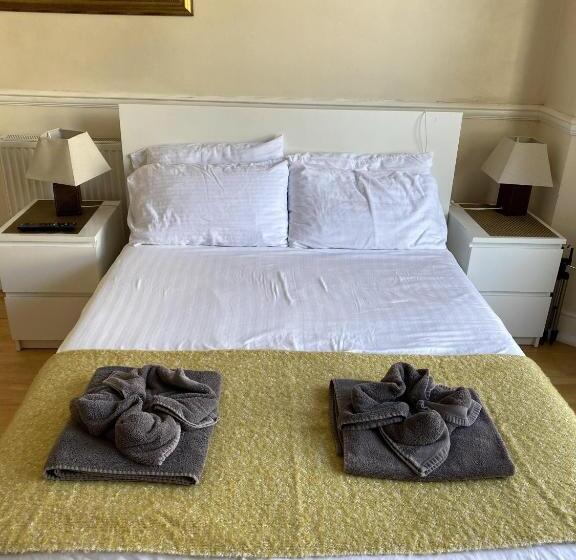 Pokój Standard Trzyosobowy, Parasol Weston Guest House