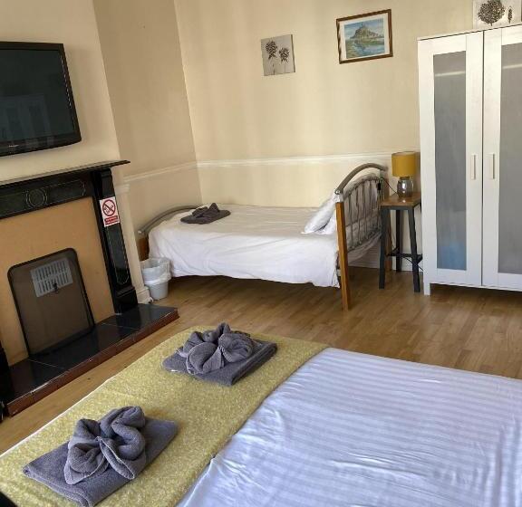 Pokój Standard Trzyosobowy, Parasol Weston Guest House