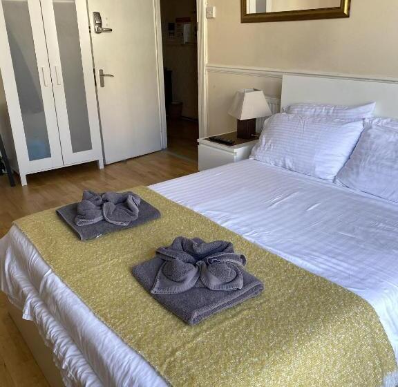 Pokój Standard Trzyosobowy, Parasol Weston Guest House