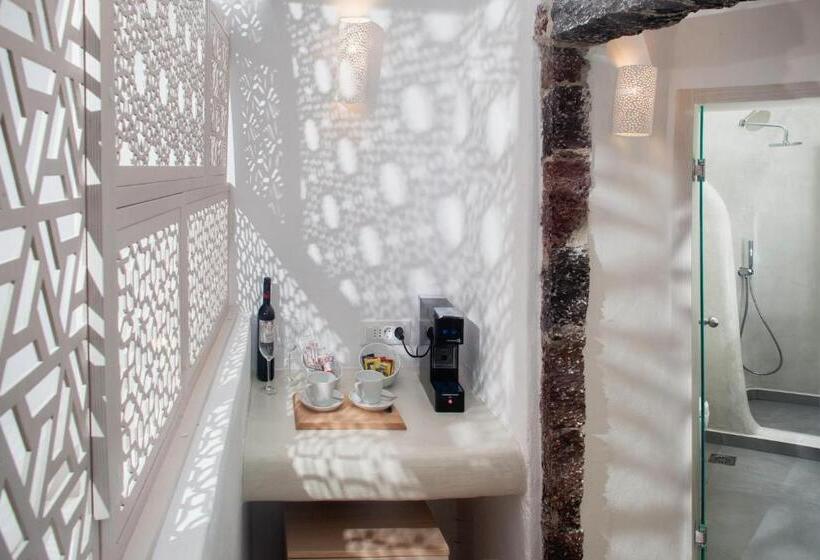 سوئیت جونیور با ماساژ آبی, Aperto Suites  Adults Only