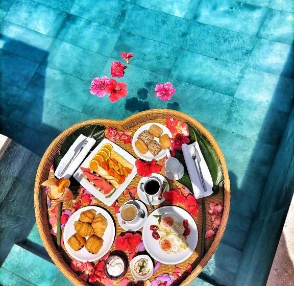 配有游泳池的小型套房, Colonides Beach