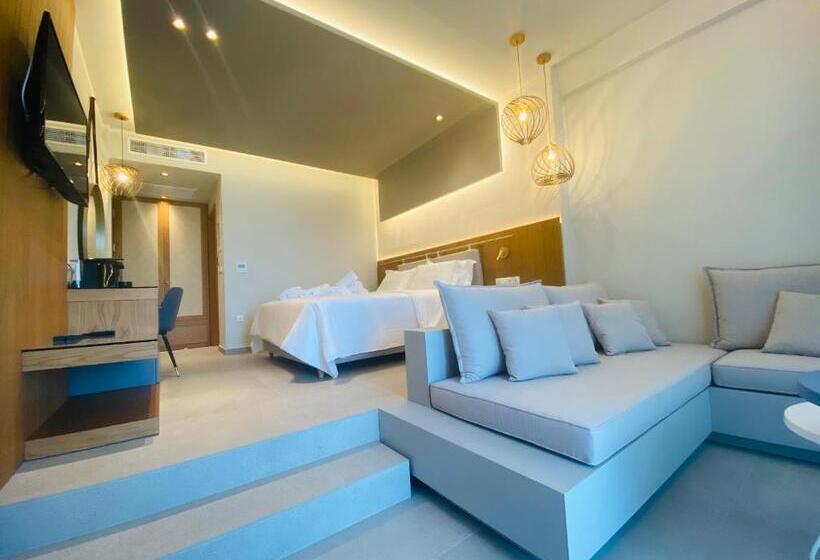 配有游泳池的小型套房, Colonides Beach