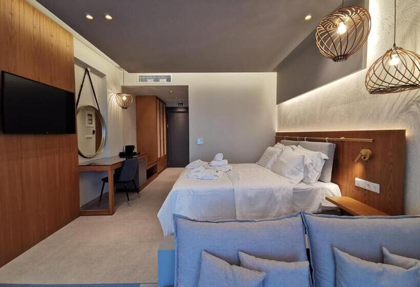 配有游泳池的小型套房, Colonides Beach