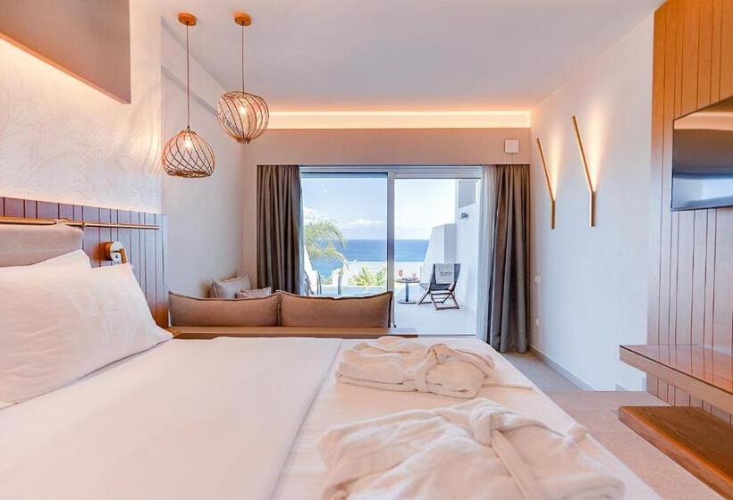 配有游泳池的小型套房, Colonides Beach