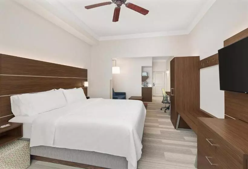 キングサイズベッドのスイートルーム, Holiday Inn Express Hotel & Suites Byron, An Ihg