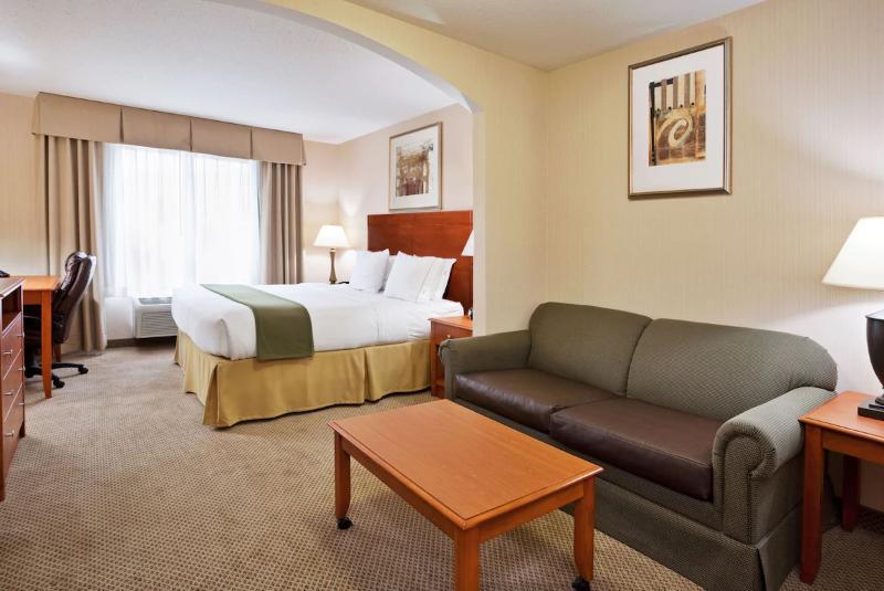 Люкс Кровать Кинг, Holiday Inn Express Hotel & Suites Howell, An Ihg