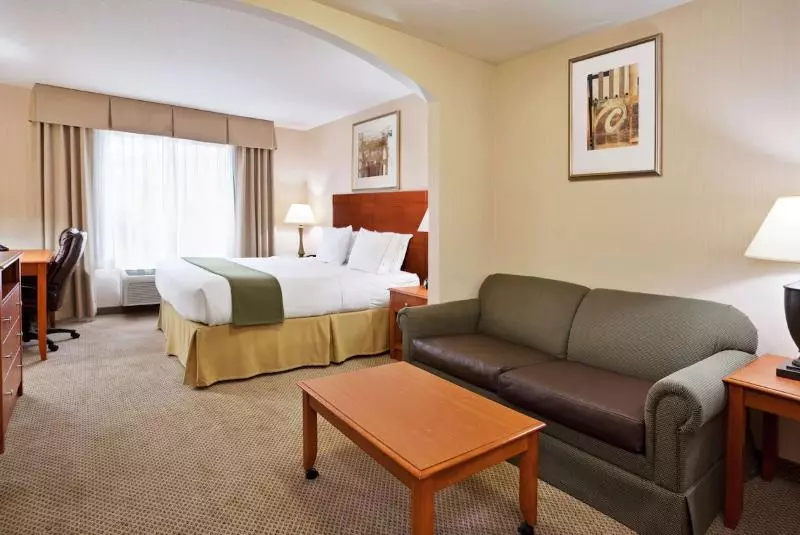 キングサイズベッドのスイートルーム, Holiday Inn Express Hotel & Suites Howell, An Ihg