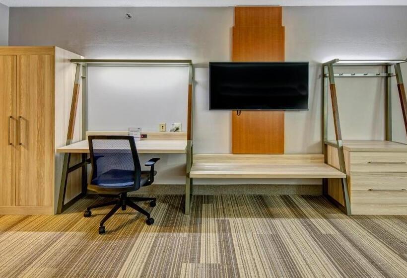 מיטת קינג בסוויטה, Holiday Inn Express Hotel & Suites London, An Ihg