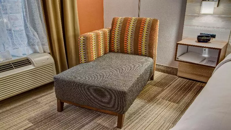 キングサイズベッドのスイートルーム, Holiday Inn Express Hotel & Suites London, An Ihg
