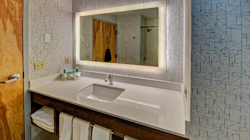 מיטת קינג בסוויטה, Holiday Inn Express Hotel & Suites London, An Ihg