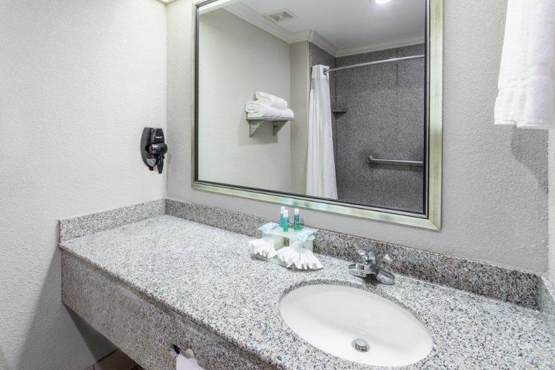 Стандартный Номер Кровать Кинг, Holiday Inn Express Hotel And Suites Lake Charles, An Ihg