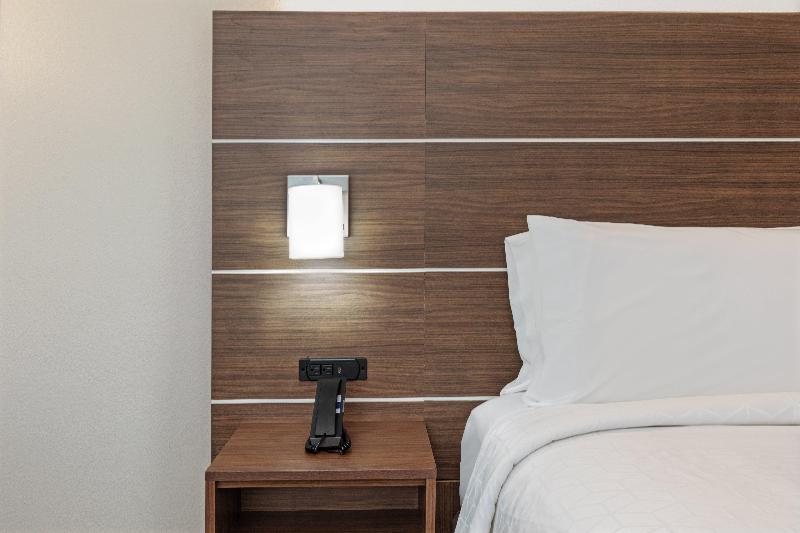 اتاق استاندارد, Holiday Inn Express & Suites West By Ihg