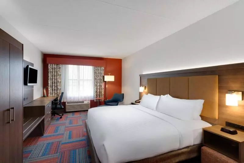 身障者適用キングサイズベッドルーム, Holiday Inn Express Cambridge, An Ihg
