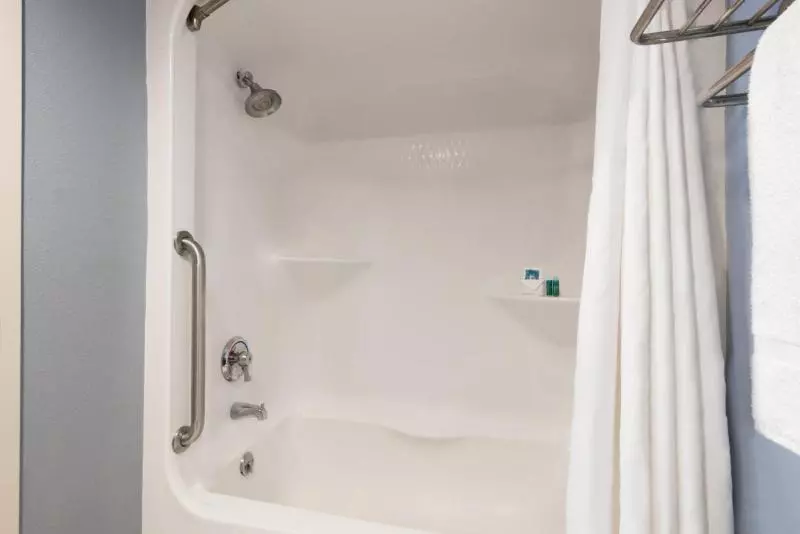 身障者適用キングサイズベッドルーム, Holiday Inn Express Cambridge, An Ihg
