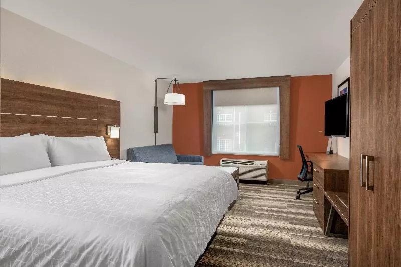 キングサイズベッドのスタンダードルーム, Holiday Inn Express Chapel Hill, An Ihg