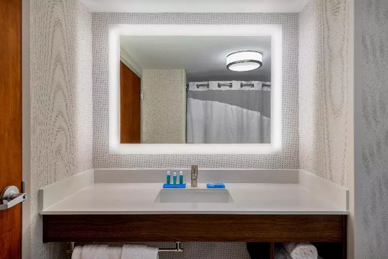 キングサイズベッドのスタンダードルーム, Holiday Inn Express Chapel Hill, An Ihg