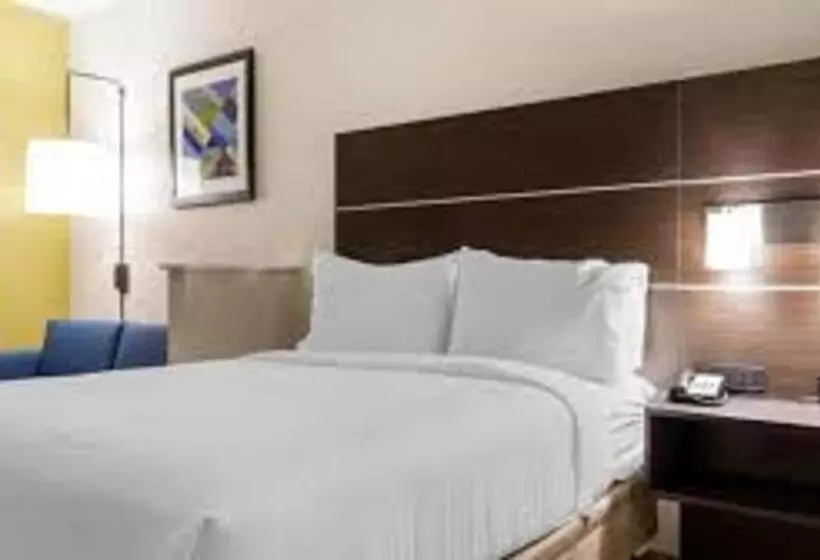 キングサイズベッドのスイートルーム, Holiday Inn Express Mccomb, An Ihg