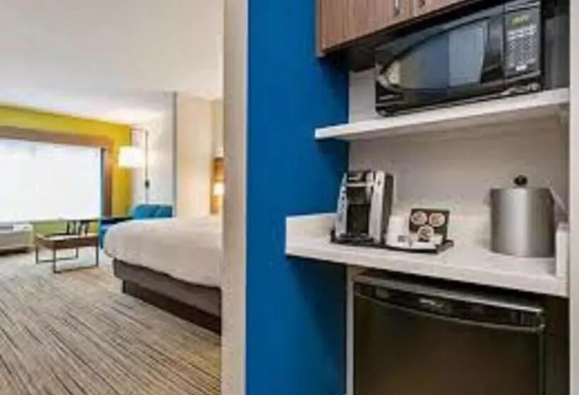 キングサイズベッドのスイートルーム, Holiday Inn Express Mccomb, An Ihg