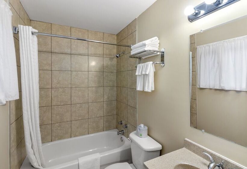 带2个双人床的标准工作室, Nights Inn Owen Sound