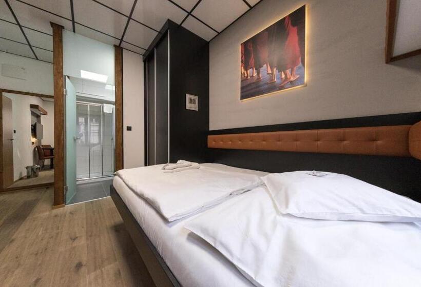 싱글 디럭스 룸, Plzeň