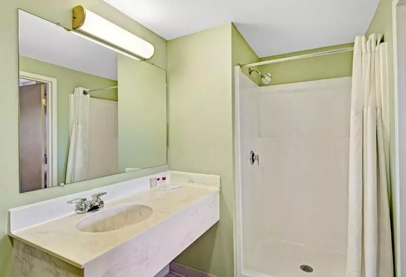 キングサイズベッドのデラックススイート, Ramada By Wyndham Saco/old Orchard Beach Area