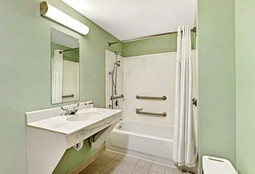 身障者適用キングサイズベッドルーム, Ramada By Wyndham Saco/old Orchard Beach Area