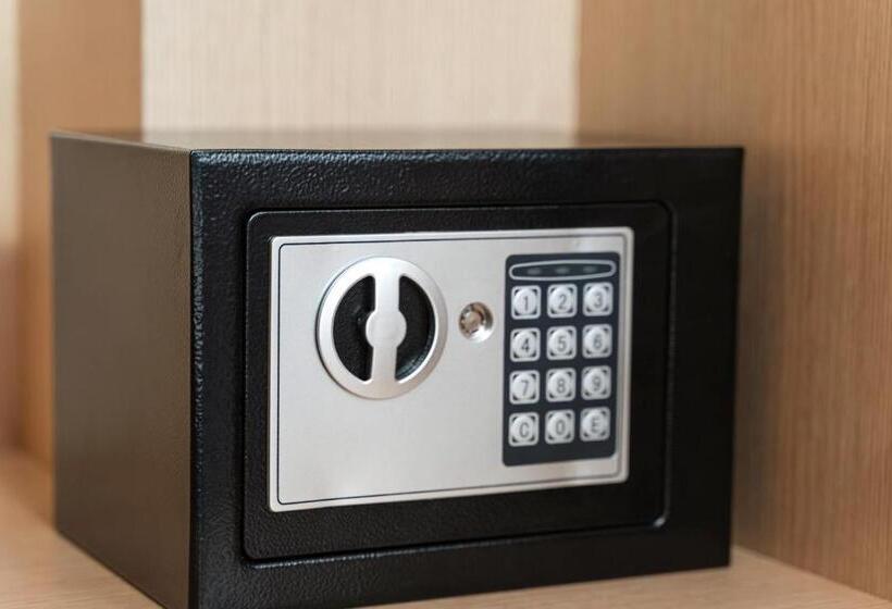 اتاق خانوادگی, Far Life